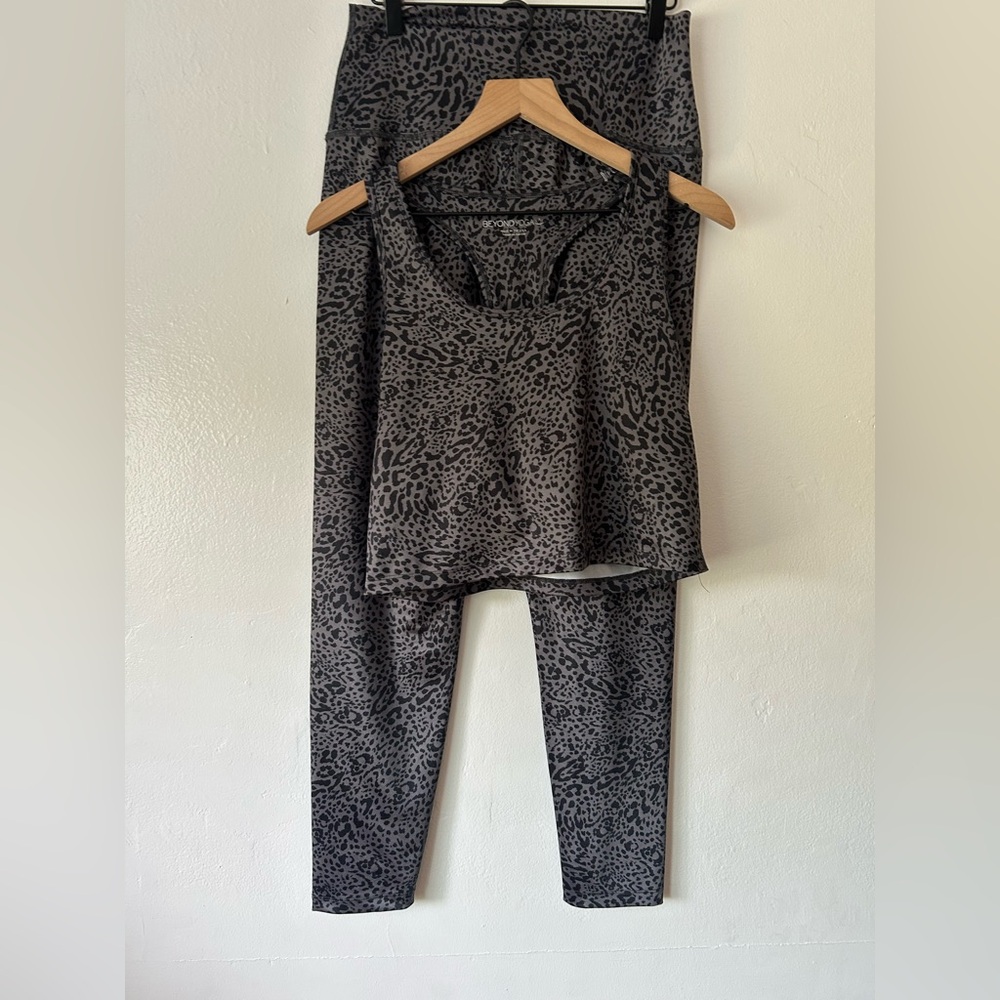 Beyond Yoga Gray Leopard Print Leggings
